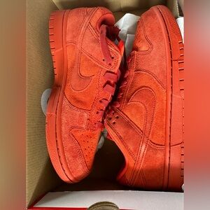 Nike Dunk Low SE in Vibrant Red